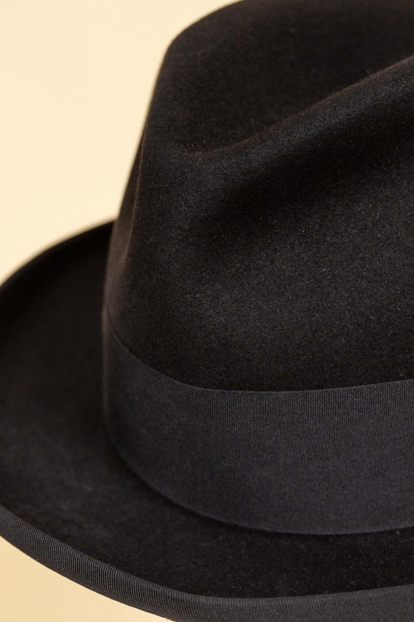 AUSTRIAN 1940S/1950S BLACK HOMBURG HAT BY HABIG. SIZE CA EU 58