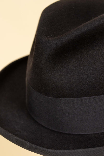AUSTRIAN 1940S/1950S BLACK HOMBURG HAT BY HABIG. SIZE CA EU 58