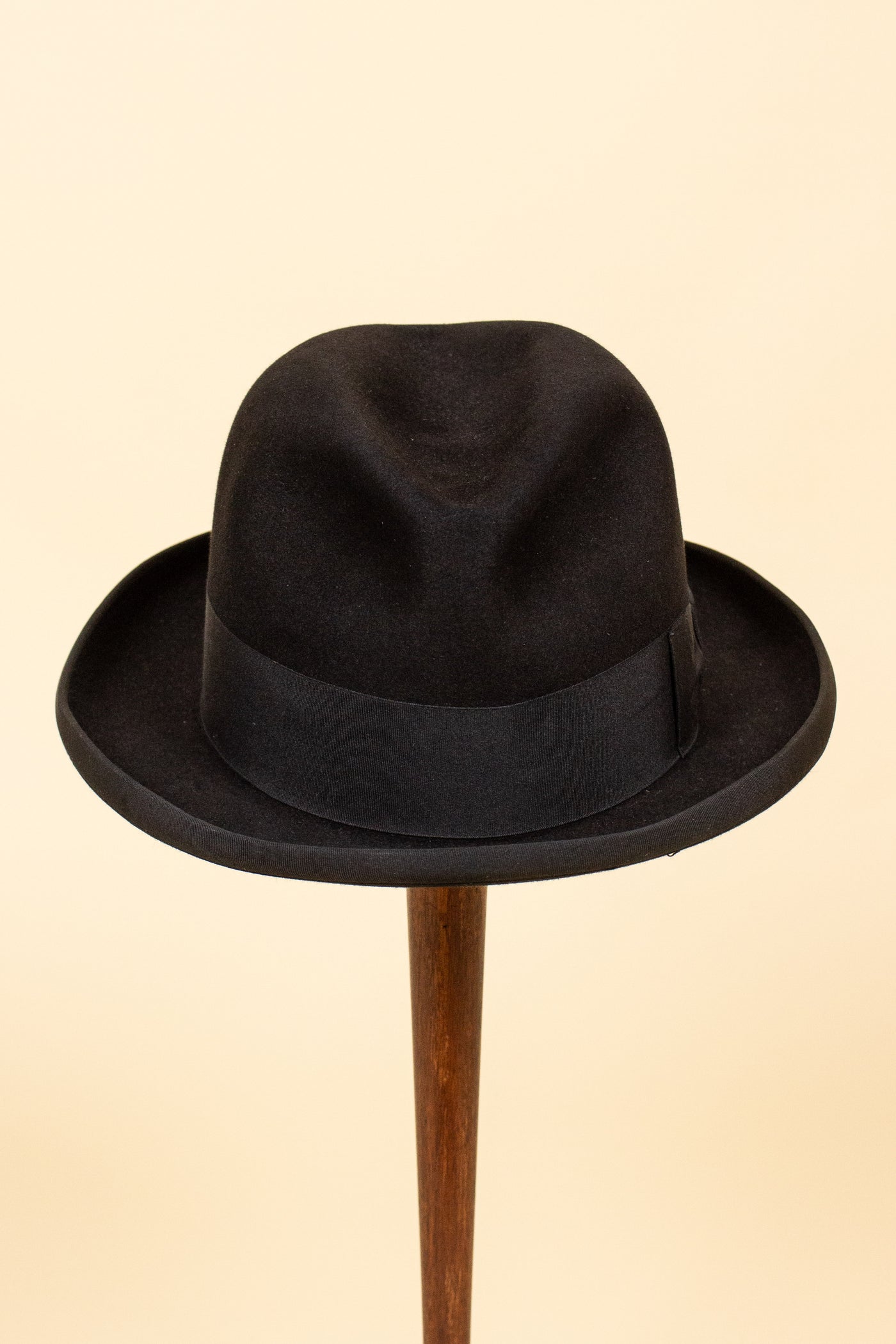 AUSTRIAN 1940S/1950S BLACK HOMBURG HAT BY HABIG. SIZE CA EU 58