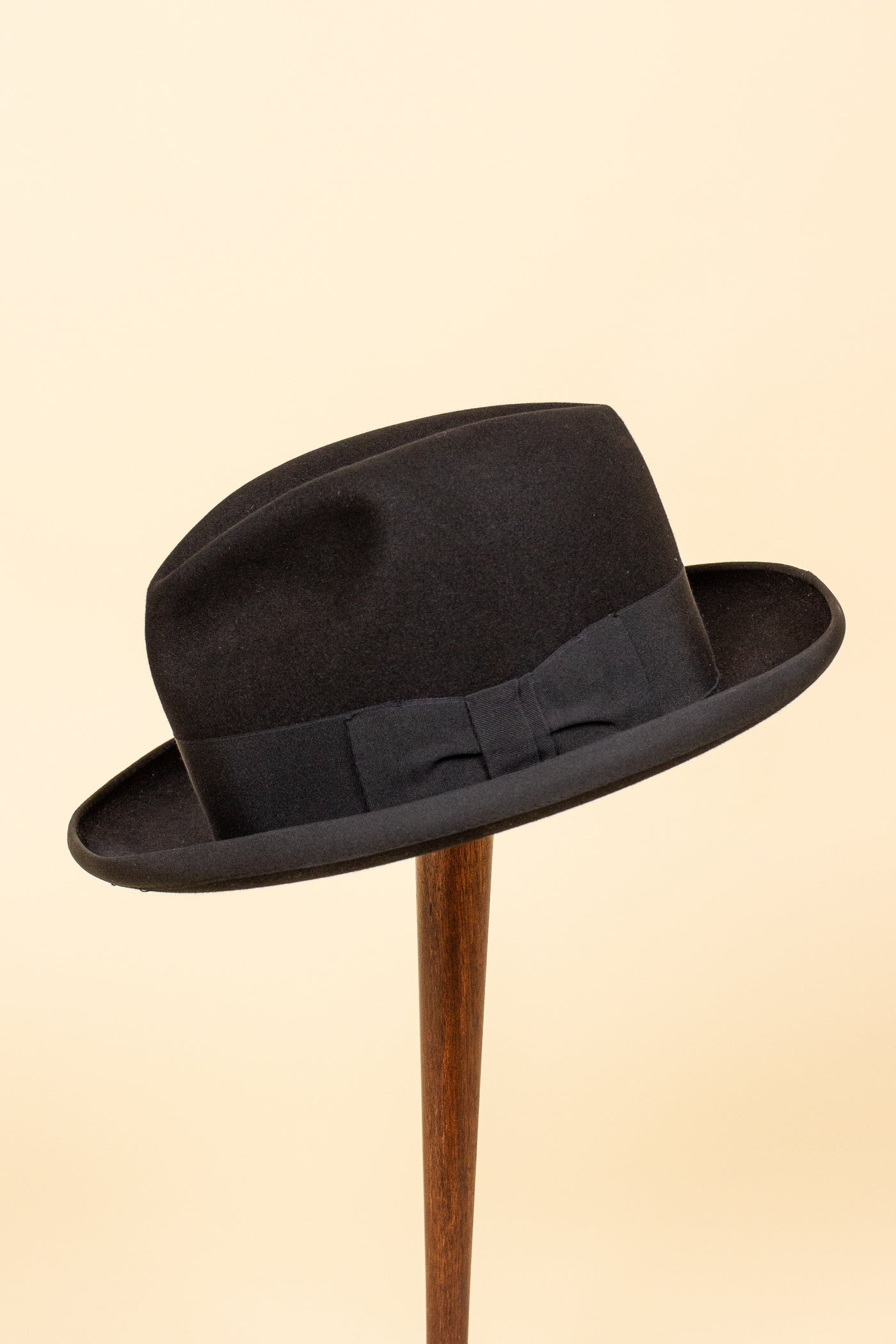 AUSTRIAN 1940S/1950S BLACK HOMBURG HAT BY HABIG. SIZE CA EU 58