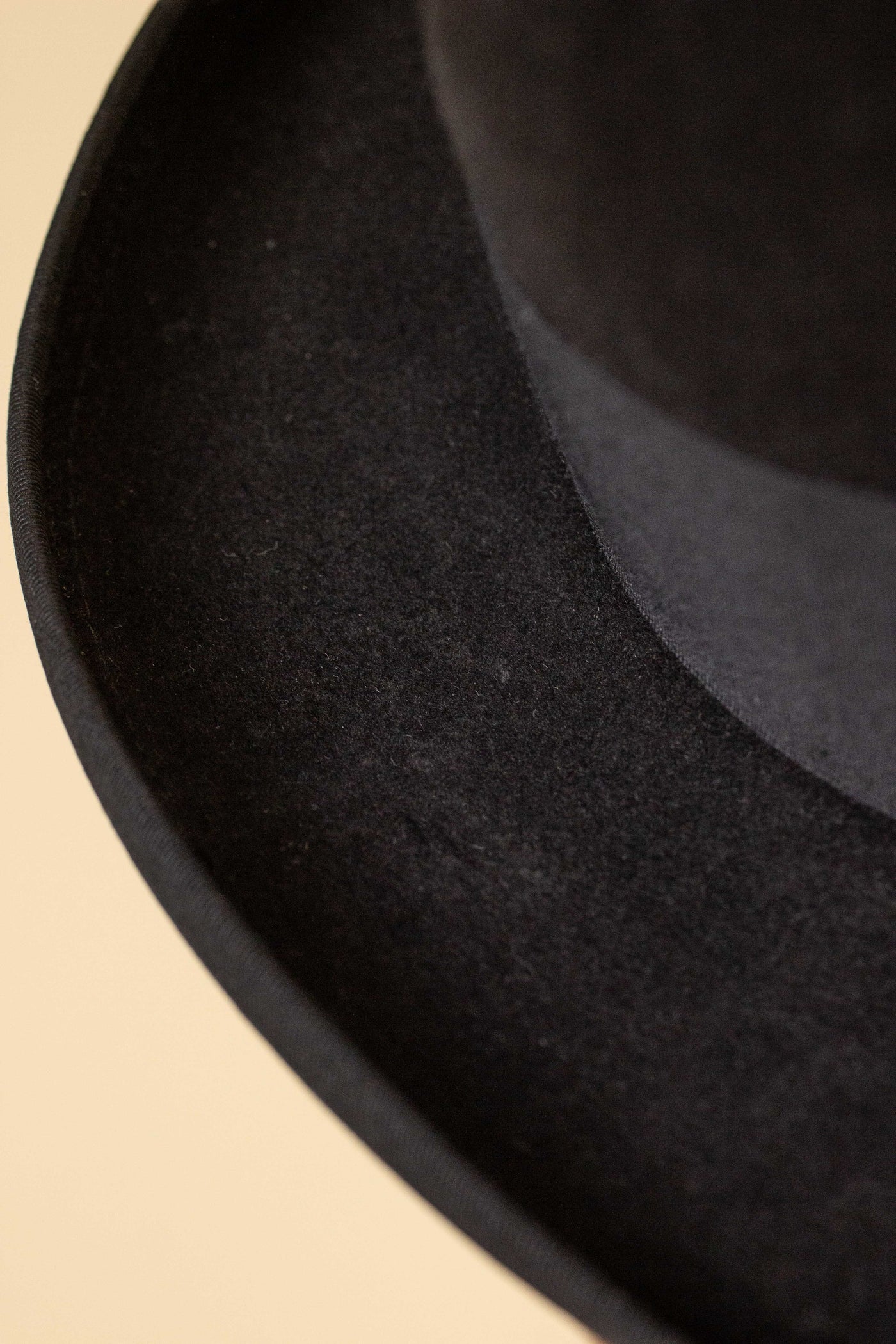 AUSTRIAN 1940S/1950S BLACK HOMBURG HAT BY HABIG. SIZE CA EU 58