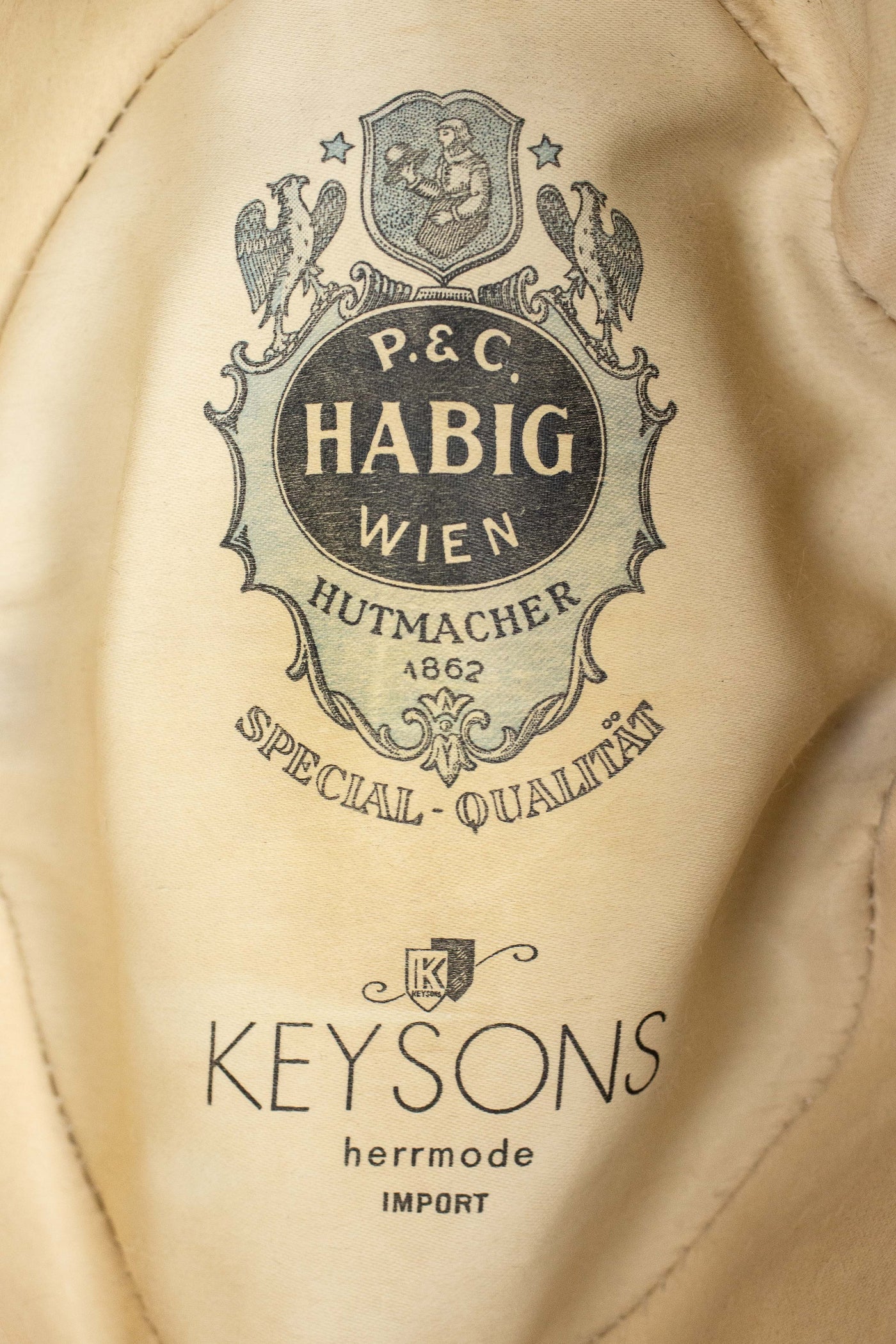 AUSTRIAN 1940S/1950S BLACK HOMBURG HAT BY HABIG. SIZE CA EU 58