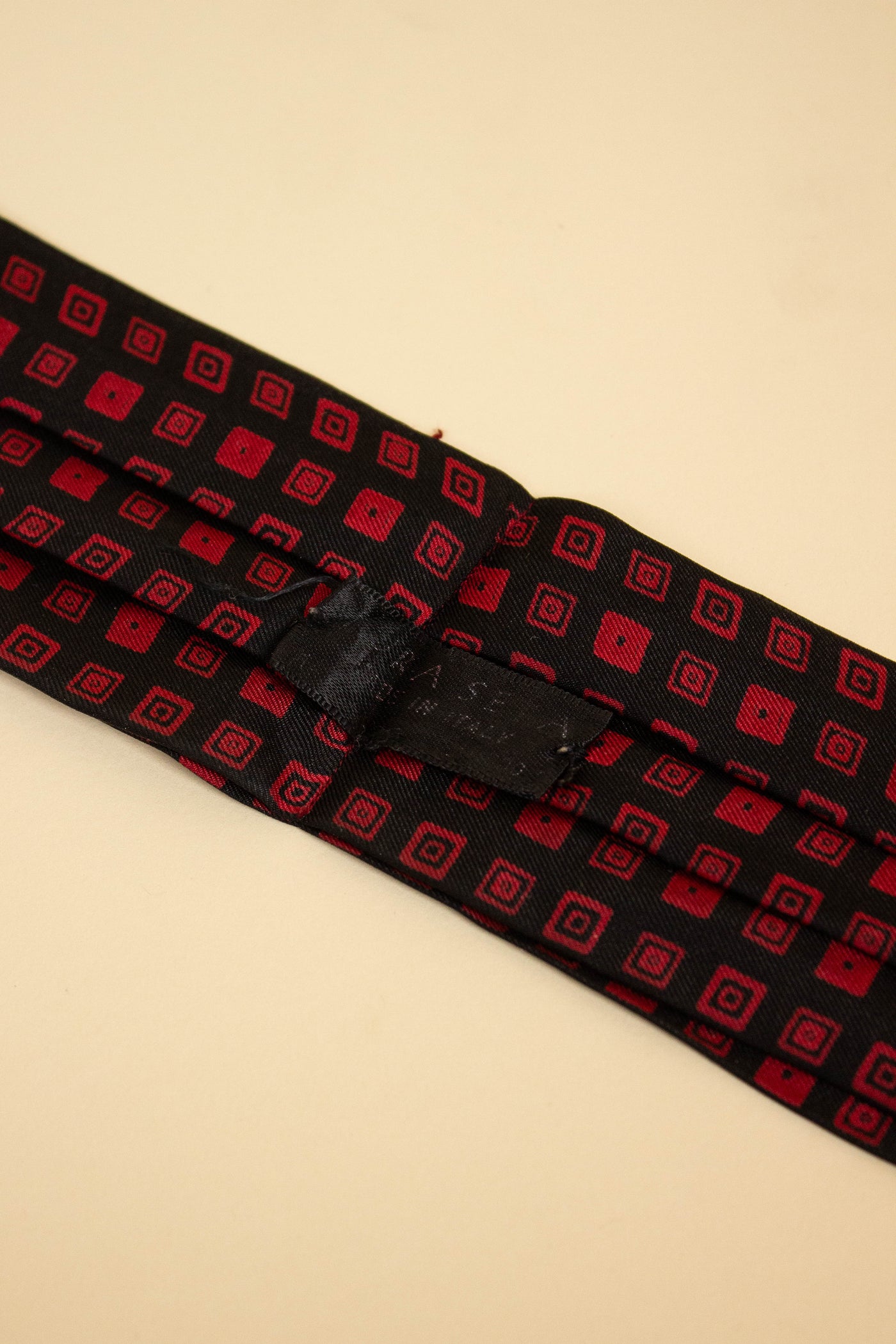 ITALIAN 100% SILK BLACK ASCOT TIE WITH RED PATTERN
