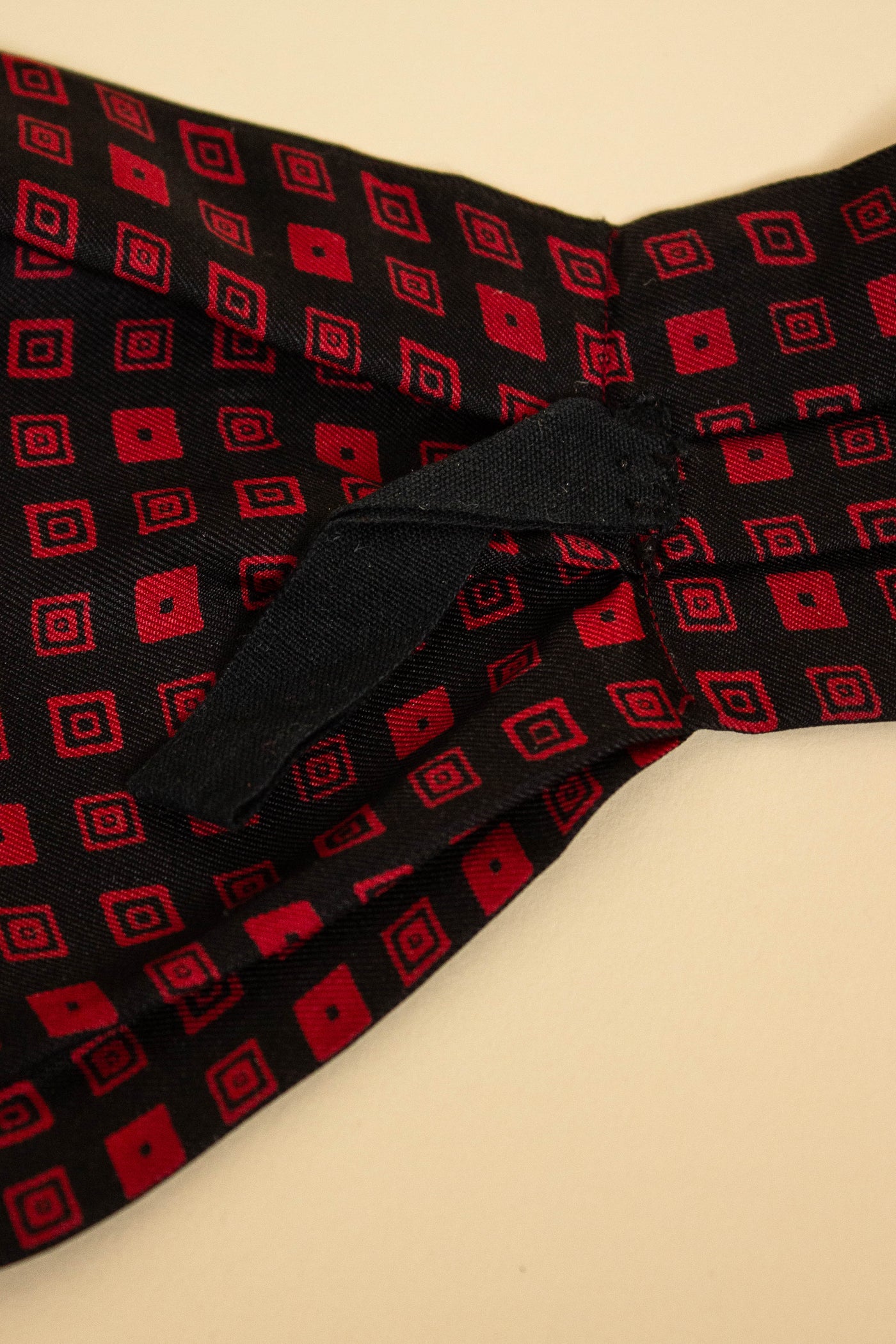 ITALIAN 100% SILK BLACK ASCOT TIE WITH RED PATTERN