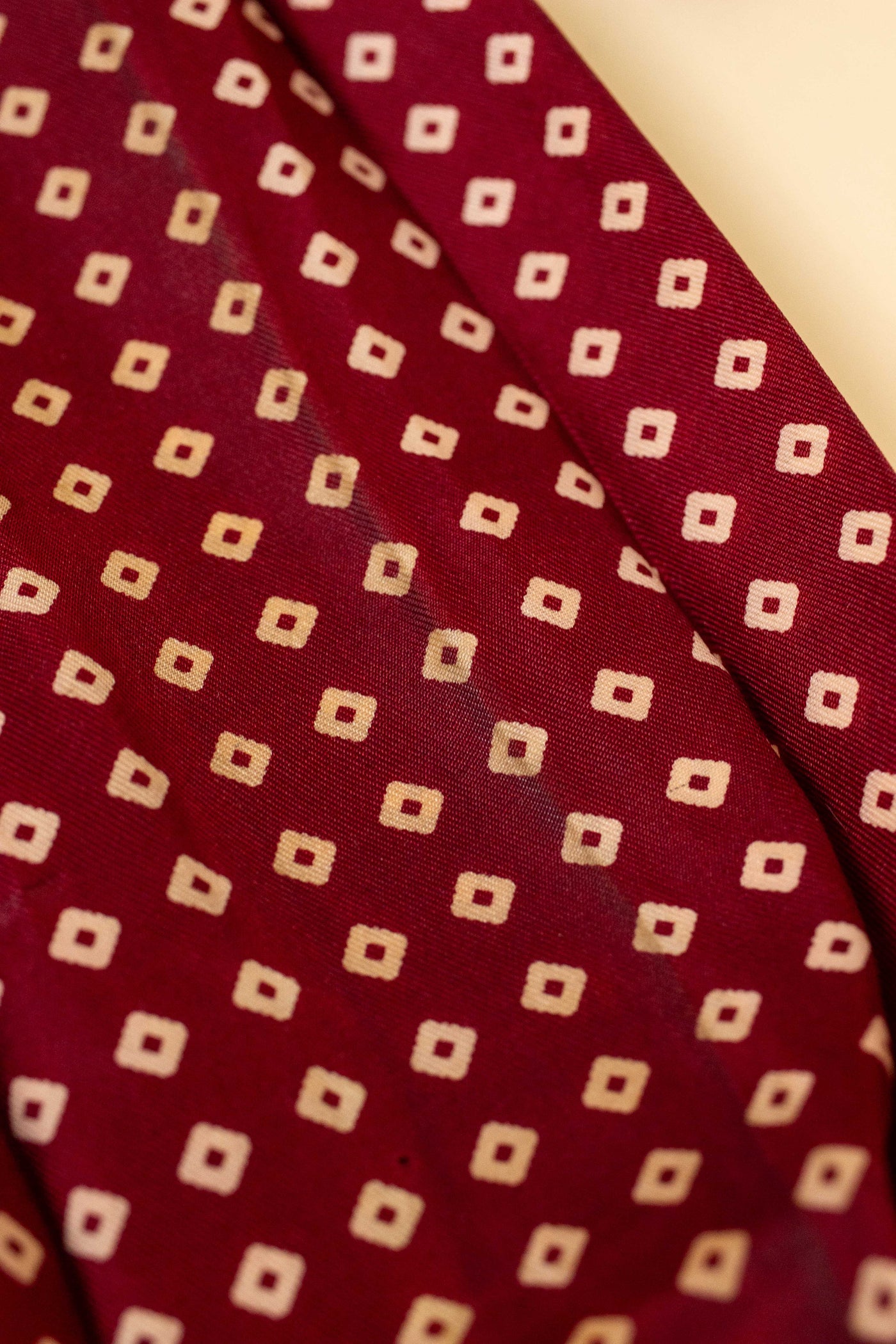 ITALIAN 100% SILK BURGUNDY ASCOT TIE WITH SYMMETRICAL CREAM PATTERN
