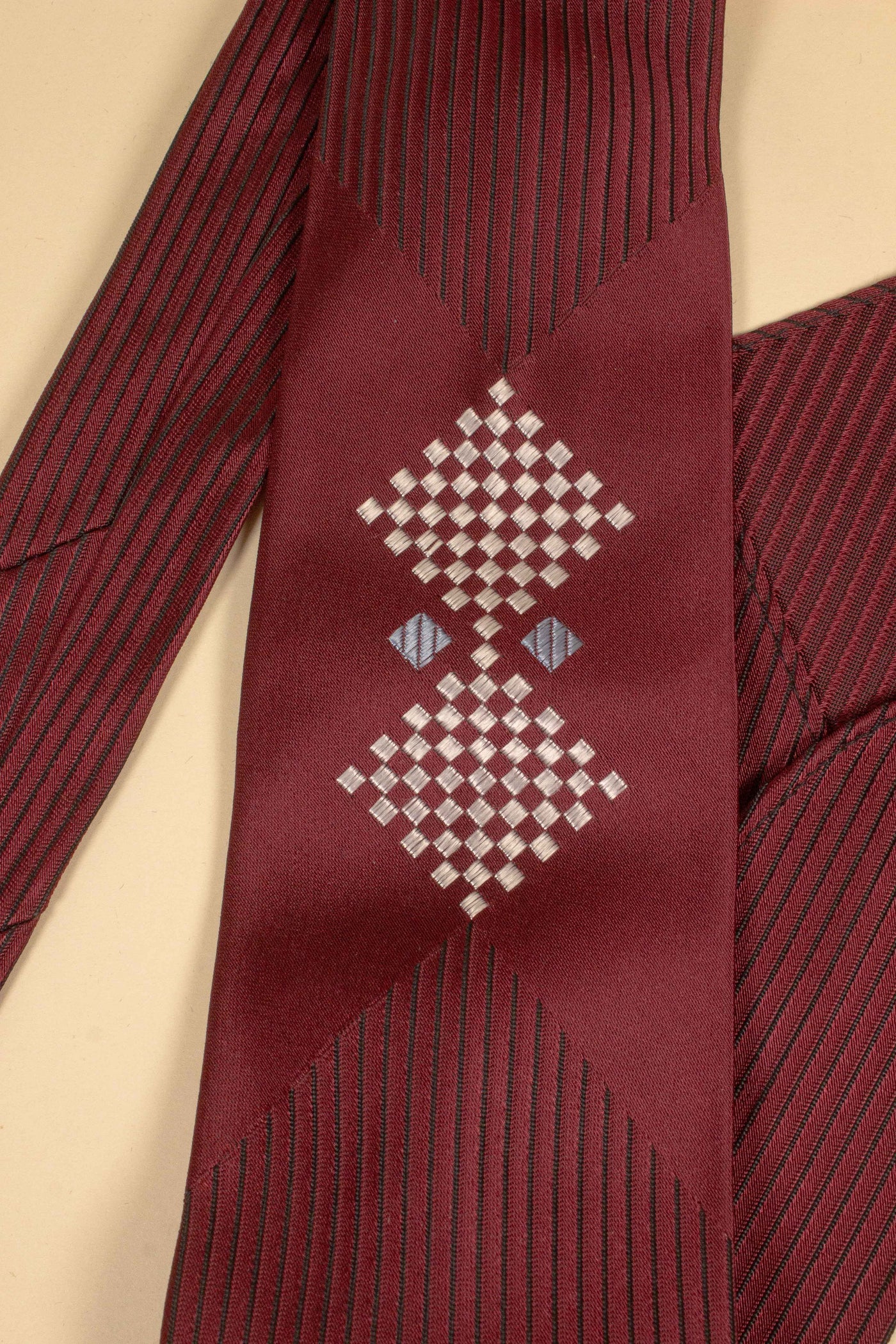 1940s/1950s red necktie with white and blue pattern
