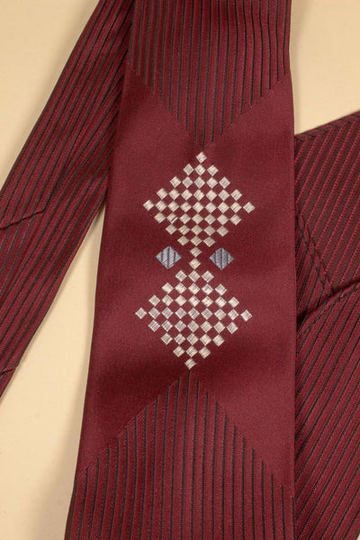 1940s/1950s red necktie with white and blue pattern