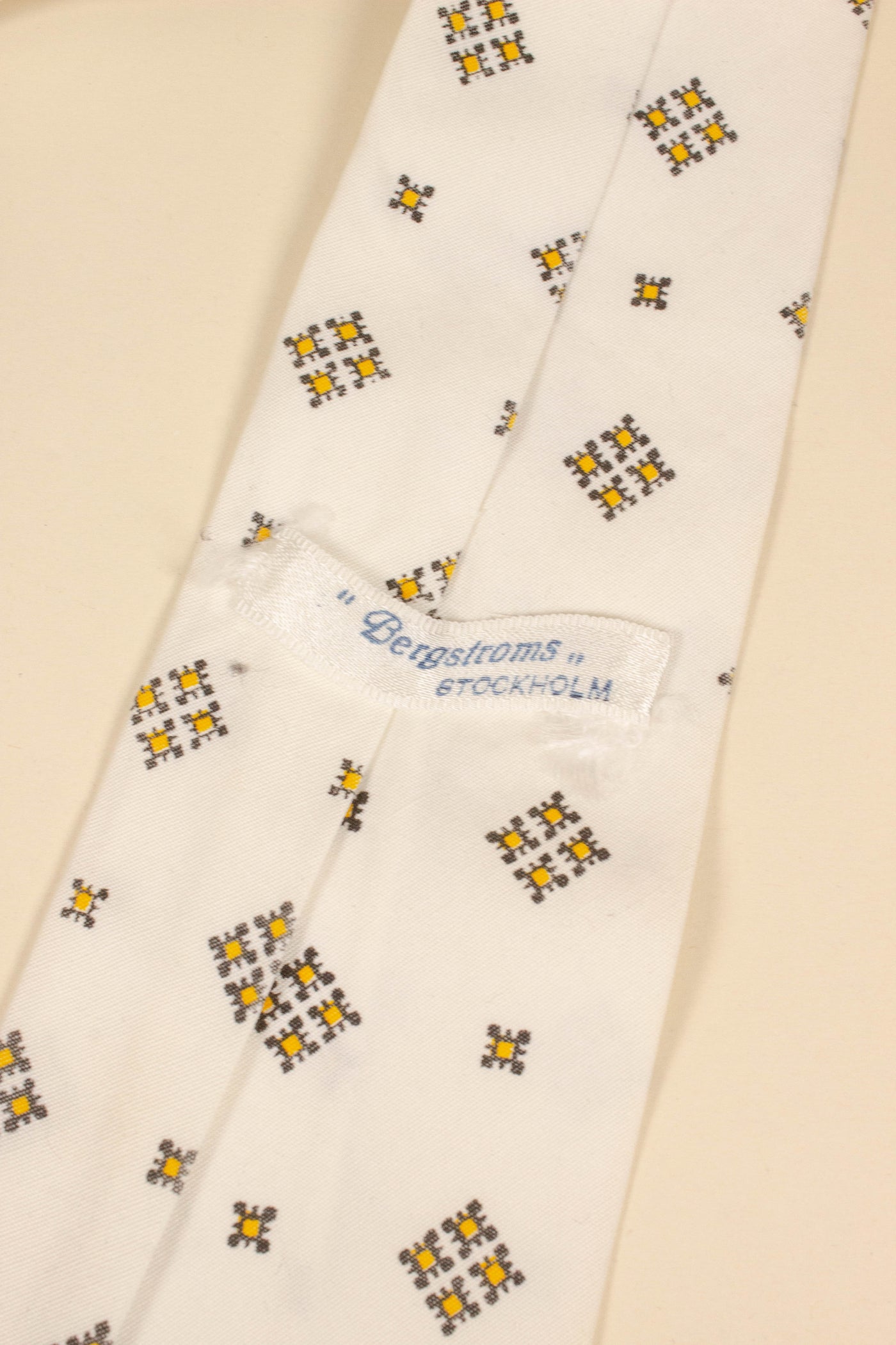 ITALIAN 1950S CREAM TIE WITH YELLOW AND BROWN PATTERN