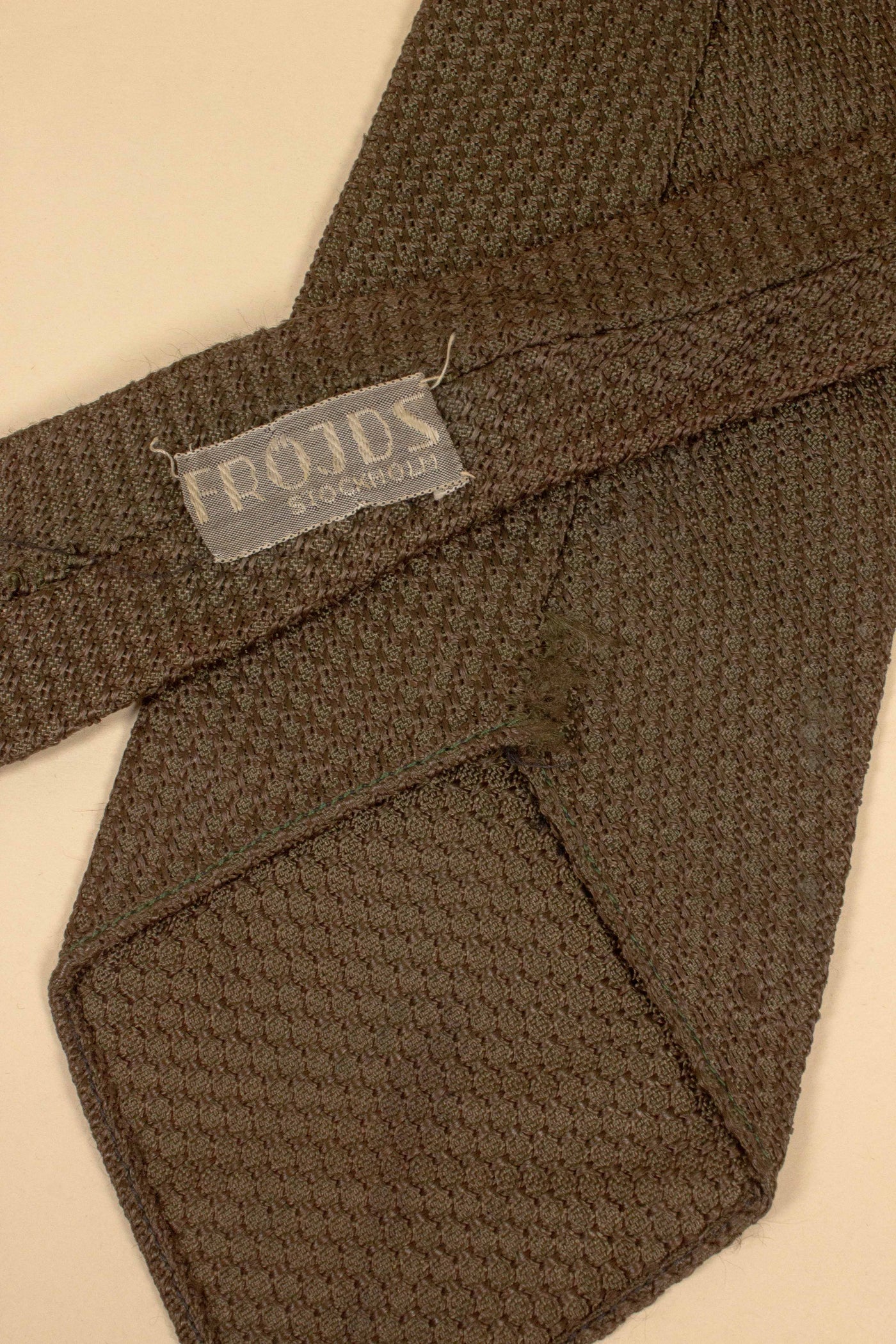 SWEDISH 1930S/1940S OLIVE GRENADINE SILK TIE BY FRÖJDS