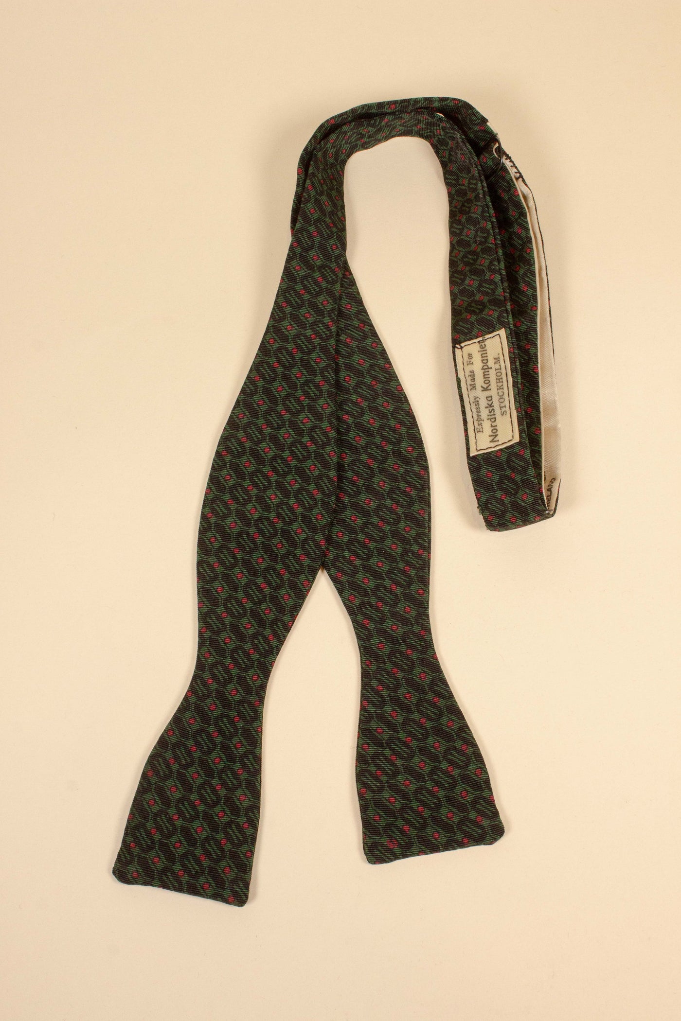 1930s/1940s green bow tie with black and red pattern