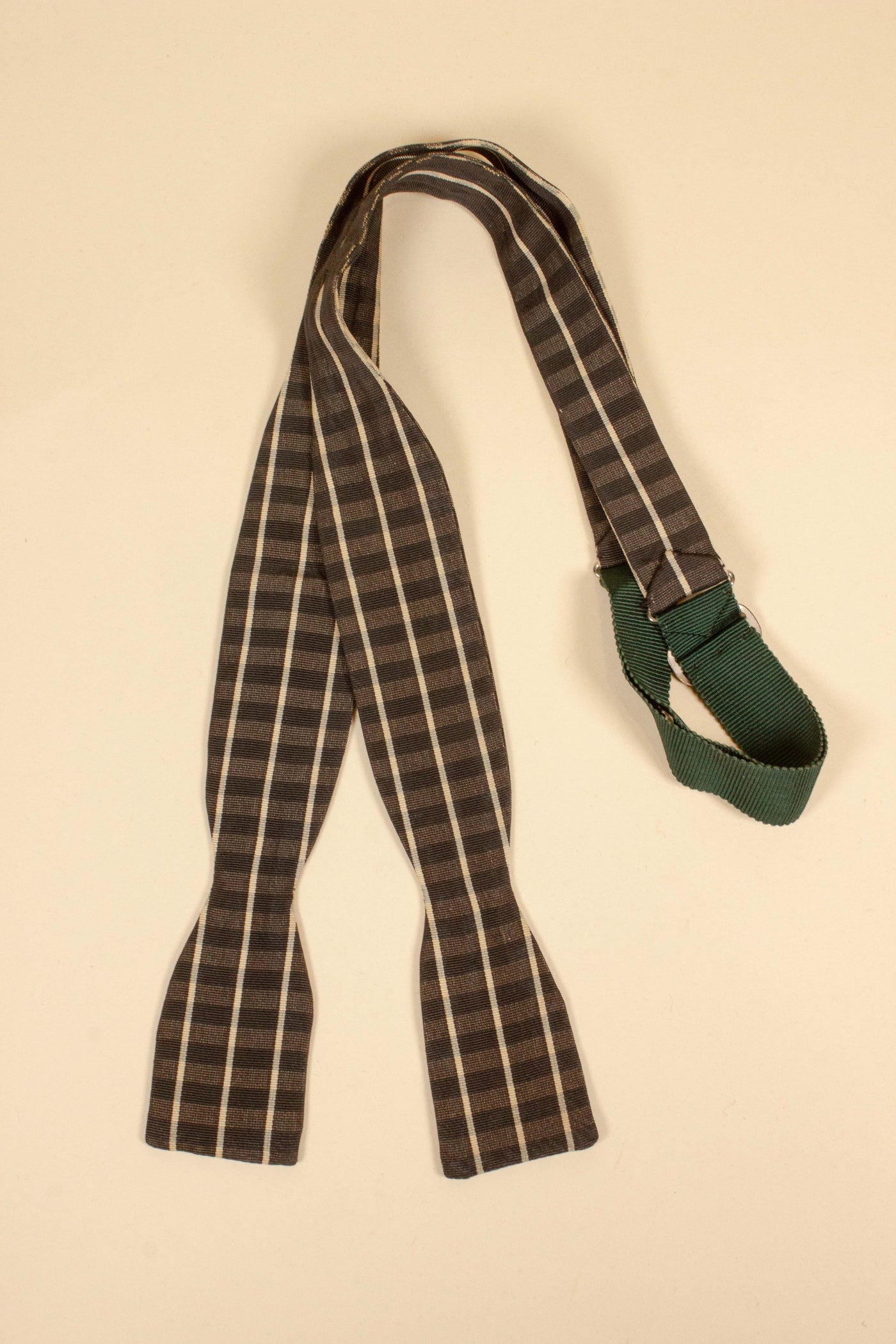 1950s/1960s green bow tie with black and white pattern