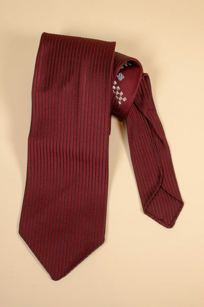1940s/1950s red necktie with white and blue pattern