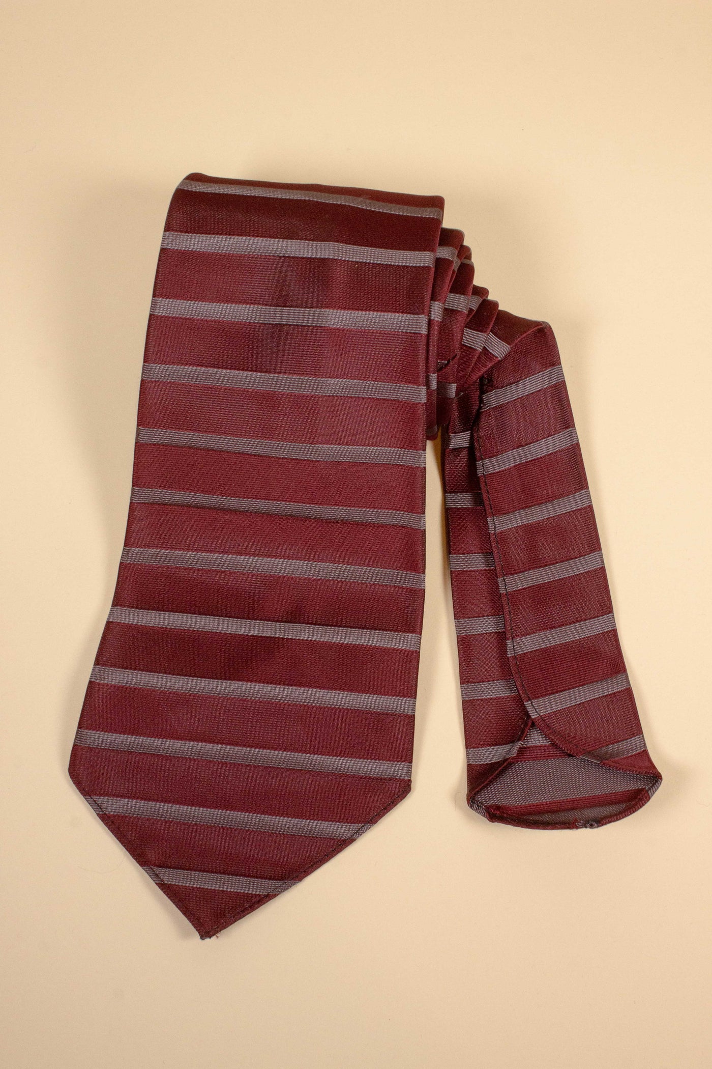 1930s/1940s Swedish burgundy necktie with grey horisontal stripes