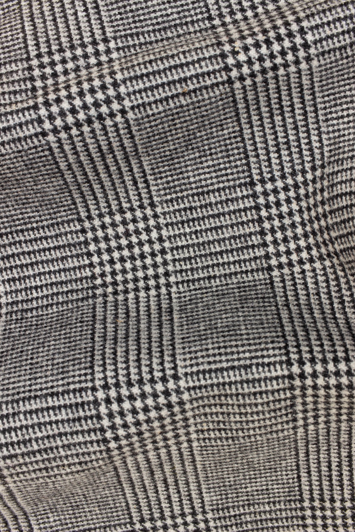1940s/1950s dark grey prince of wales suiting fabric. Width 150 cm